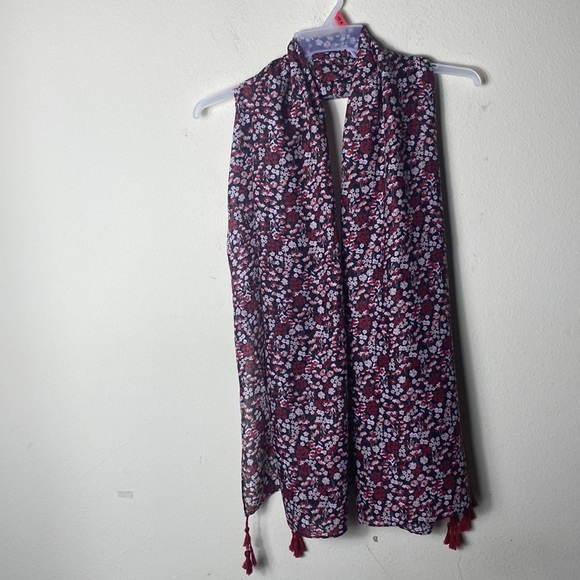 Floral soft scarf - Picture 3 of 3